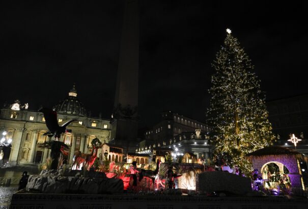 Kigyulladtak a fények a Vatikán 28 méter magas karácsonyfáján