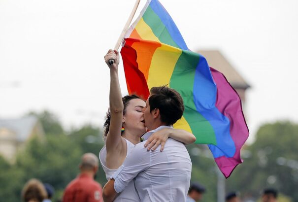 Az azonos nemű szülőket és gyermekeiket családként kell elismerni az egész EU-ban