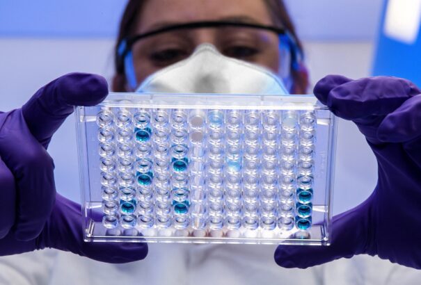 Három különálló tanulmány is megjelent az Omikronról – valóban enyhébb lehet elődeinél a szupervariáns