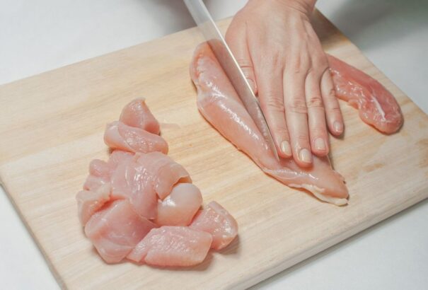 Szalmonellával fertőzött romlott csirkehúst és fogyasztára alkalmatlan hársfamézet találtak Kelet-Szlovákiában