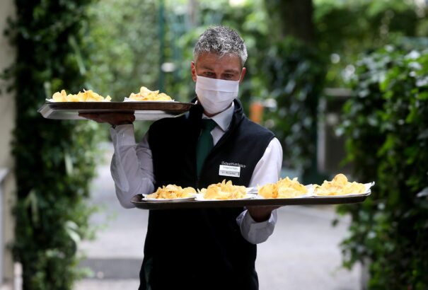 Rendelet: Az elszállásolt vendégek étkezhetnek a hotelek éttermében