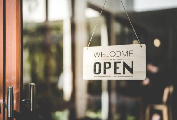 Mától új óvintézkedések léptek érvénybe. Az oltottak és a covidon átesettek számára megnyitottak a boltok és a szolgáltatások