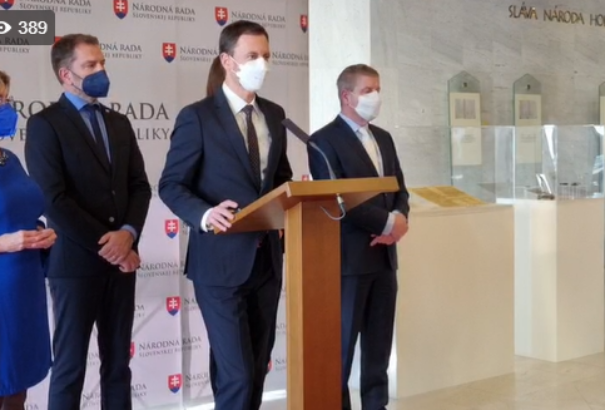 Döntött a koalíció: péntektől az oltottak számára megnyitnak a boltok, a felső tagozatok és a középiskolák hétfőtől áttérnek a távoktatásra