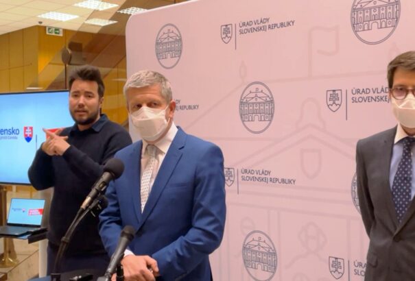 A kormány elfogadta a járványügyi intézkedéseket – Lengvarský új gyógyszereket vásárol. Üvegplafont kaptak a kórházak