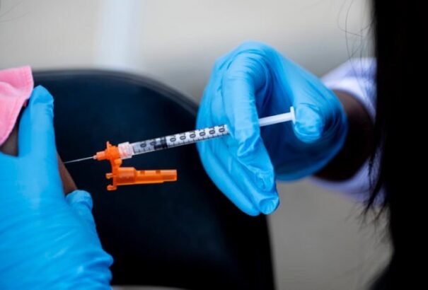 Egy oltástagadó férfi hamis karba akart vackinát kérni