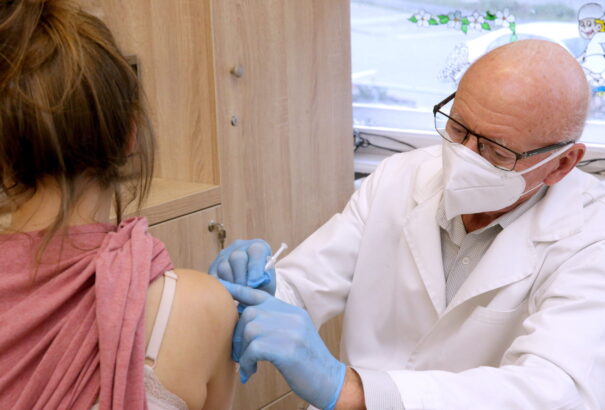 Az állam magára vállalja a felelősséget a koronavírus elleni vakcinák mellékhatásaiért