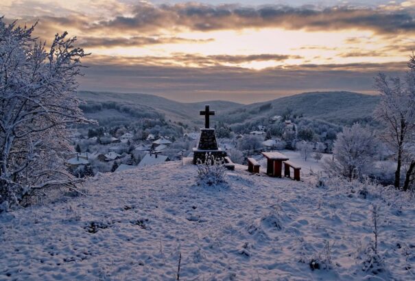 Viharos széllel és hóátfúvásokkal zárul a hét