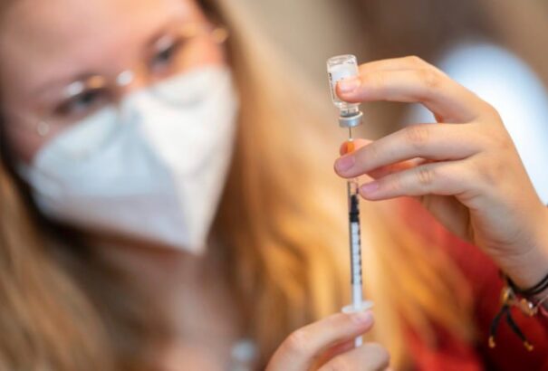 Az egydózisú vakcina megerősítő adagját már két hónap után fel lehet venni