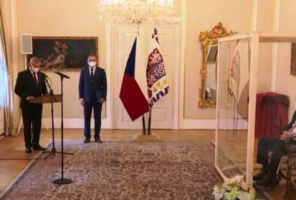 Cseh kormányalakítás – Zeman nem hajlandó kinevezni a V4-ekkel szemben tartózkodó Lipavskýt külügyminiszterré