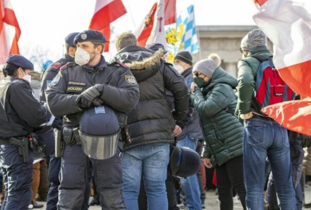 Ausztria-szerte tüntetéseket tartottak a hétvégén a kötelező oltás ellen