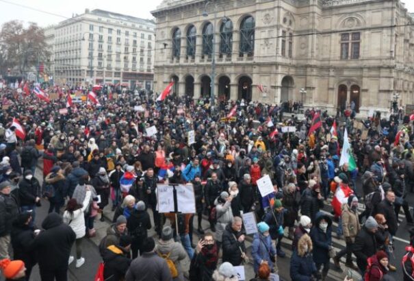 40 ezren tüntettek Bécsben a kötelező oltás ellen