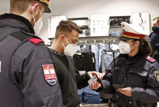 Osztrák rendőrszakszervezet: „értelmetlen és hiábavaló” az oltási igazolványok ellenőrzése