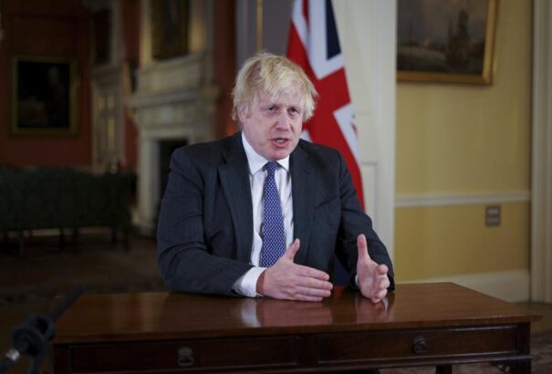 Johnson bocsánatot kért a lockdown alatti partizásért