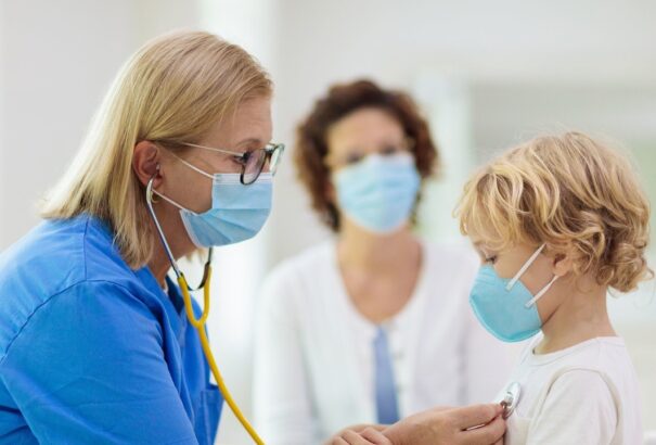 A szülő csak OTP-rezsimben kísérheti el gyermekorvoshoz a gyermekét