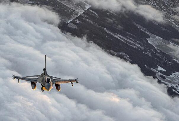 Nagy-Britannia új NATO-csapatokkal erősítené Kelet-Európát