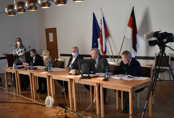 Képviselő-testületi ülés Rimaszombatban – Matej Hrebenda szobrának a Fő téren való elhelyezése feszültséget váltott ki a testületben