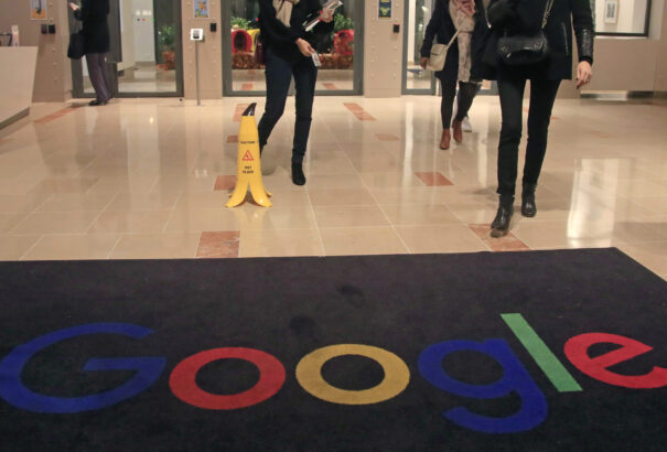 Kartellezés miatt állhat bíróság elé a Facebook és a Google