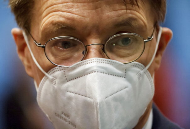 A német egészségügyi miniszter szerint kötelezővé kellene tenni a védőoltást