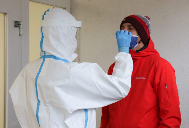 A beoltatlan alkalmazottaknak továbbra is tesztelniük kell