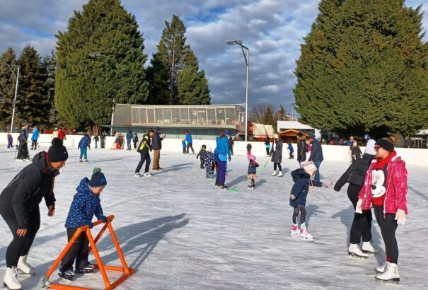 Hangulatos időtöltést kínál Komáromban az Erzsébet-szigeti korcsolyapálya (Képekkel)