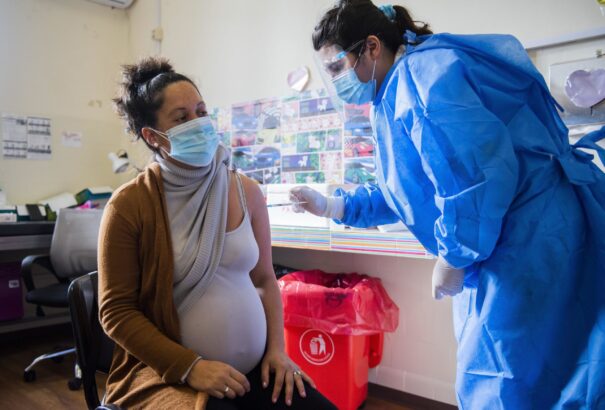 EMA: A terhesség alatt is biztonságos a koronavírus elleni vakcina beadása