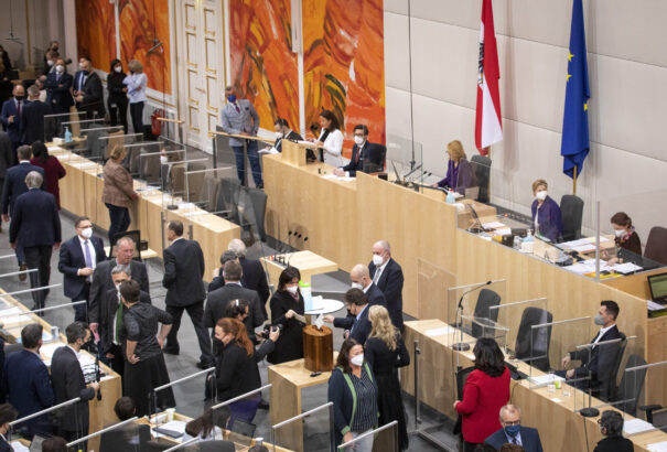 Az osztrák parlament jóváhagyta a kötelező koronavírus elleni oltás bevezetését február 1-jétől