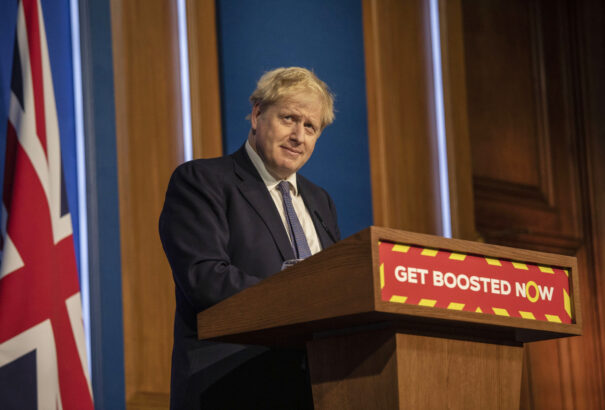 Koronavírus – Johnson: lezárások nélkül átvészelhető az omikron-hullám