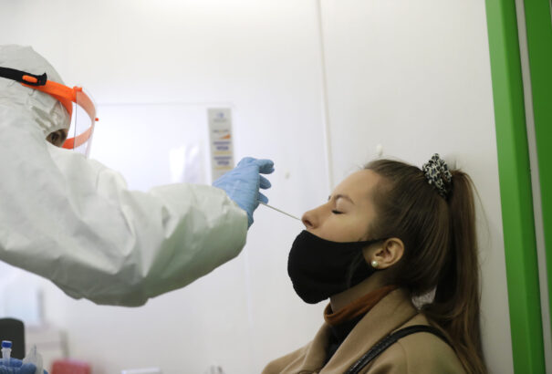 A járvány kezdete óta Csehországban hétfőn azonosították a legtöbb fertőzöttet