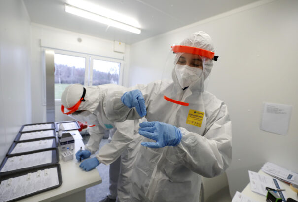 Cseh immunológus: Az influenzához hasonlóan a koronavírussal szemben is minden évben immunizációval kell majd védekeznünk