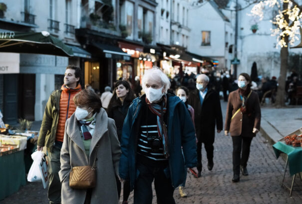 Franciaországban a rekordmagas fertőzöttszám ellenére enyhítik a karanténszabályokat