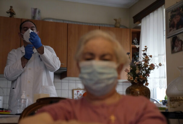 Görögországban hétfőtől havonta 100 eurós bírságot rónak ki az oltatlan 60 év feletti polgárokra