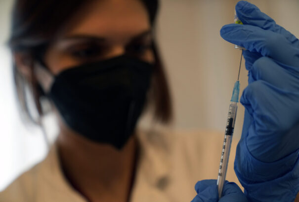 A görögöknek február 1-jéig fel kell venniük a harmadik oltást