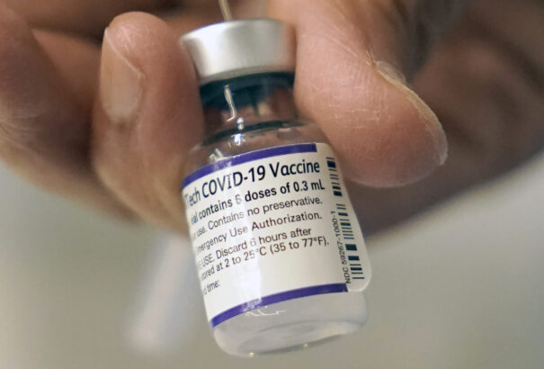 A Pfizer már teszteli az Omikron elleni oltást. Márciusban kezdődhet a hatósági engedélyeztetés