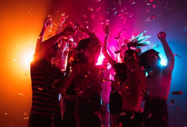 320 eurós bírságot kell kifizetnie egy osztrák lánynak, mert hamisított PCR-teszttel ment diszkóba