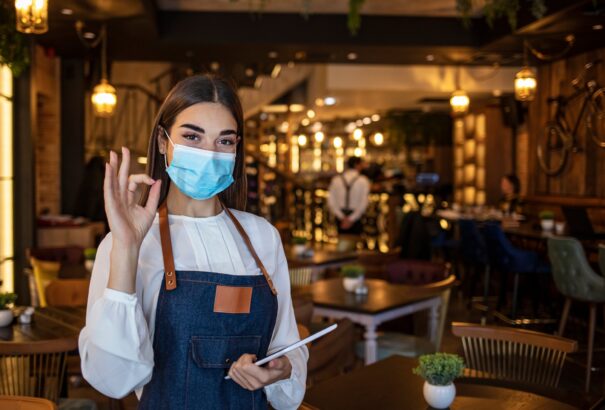 Mától véget ér az éjszakai kijárási tilalom, megnyitnak az iskolák és a kulturális élet is feléled