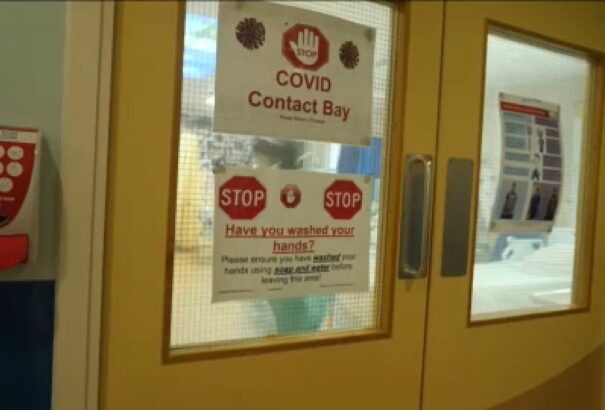 Omikron: a brit sürgősségi osztályok nem bírják a terhelést