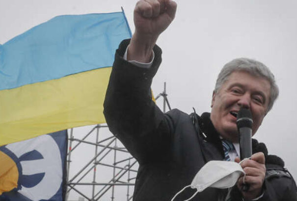 Visszatért Ukrajnába a hazaárulással meggyanúsított Petro Porosenko