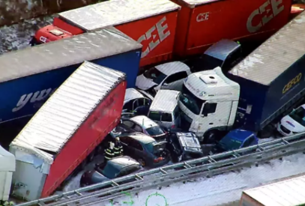 Tömegkarambol történt Csehországban. 40 autó ütközött a D5-ös autópályán