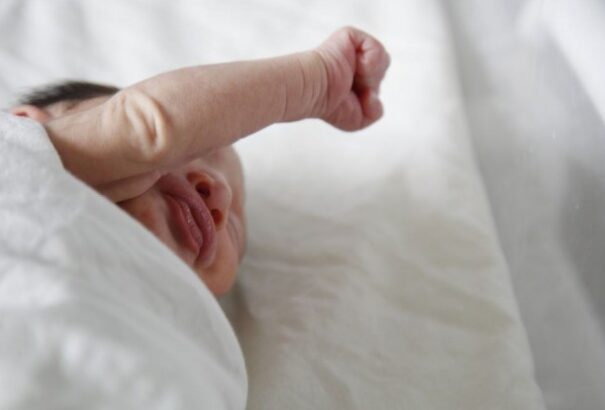 Egy élő újszülöttet találtak a csehországi Pardubice egyik lakónegyedének konténerében