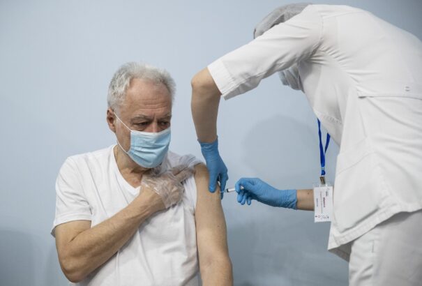 NCZI: Az első januári napokban 767 idős személy vette fel az első oltást