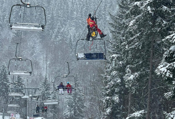 130 síelő ragadt egy meghibásodott felvonón Csehországban