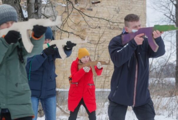 Már a gyerekeket is a fegyverhasználatra képzik ki Ukrajnában