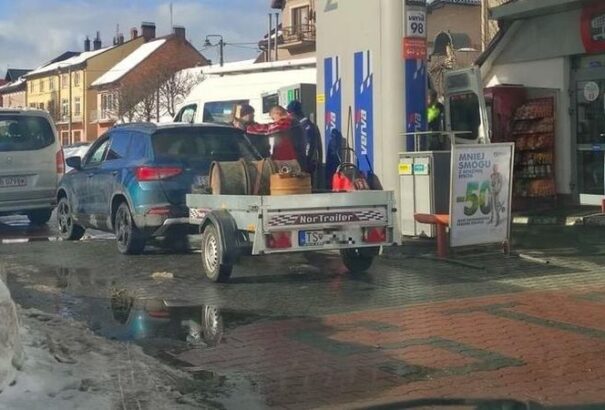 Háborognak a lengyelek. A szlovákok hordószámra veszik az olcsó benzint Lengyelországban