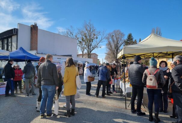 Nagy népszerűségnek örvendett a farsangi mezővárosi termelői piac Gútán – Képekkel