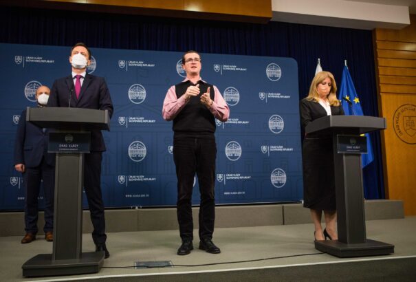 Rendkívüli ülést tartott a Nemzetbiztonsági Tanács: Szlovákia nincs közvetlen háborús veszélyben, de magasabb készültségbe kapcsolt a hadsereg