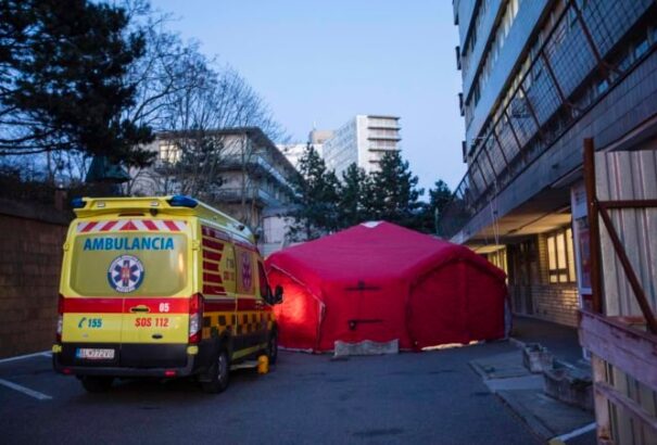 A tűzoltók megkezdték a triázs sátrak felépítését a kórházak előtt