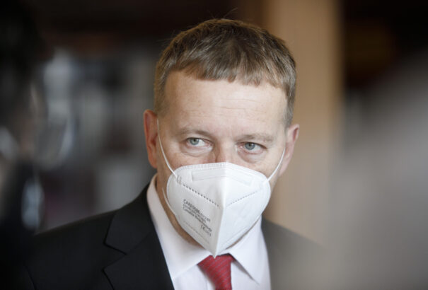 Kollár: A védelmi megállapodás parlament általi megszavazása ötven-ötven százalék