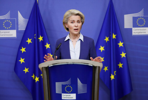 Nem működtek a GPS-navigációs szolgáltatások, hagyományos papírtérképek segítségével kellett landolnia Von der Leyen repülőjének