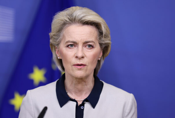 Az EU teljes légterét lezárják az orosz repülőgépek előtt, megkezdik a fegyverszállítást Ukrajnába