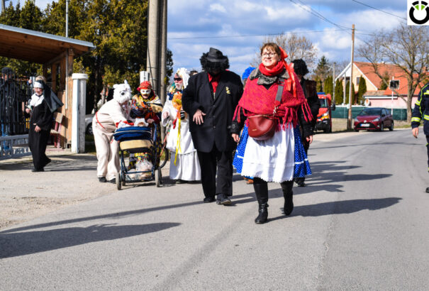 Síppal, dobbal, énekszóval és tánccal kergették ki a telet Nagyabonyból és Nemeshodosból